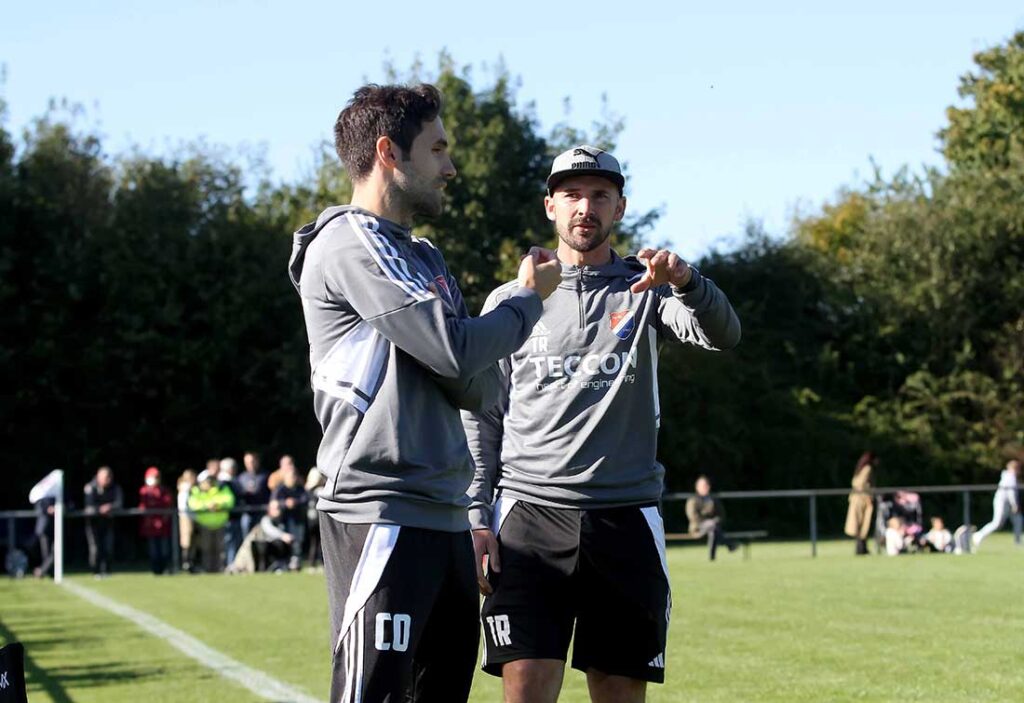 Was tun als Trainer in einer Lage, in der sich Cheftrainer Patrick Herrmann und Co Nedim Hasanbegovic mit der SpVg Eidertal Molfsee befinden? © 2024 Ismail Yesilyurt