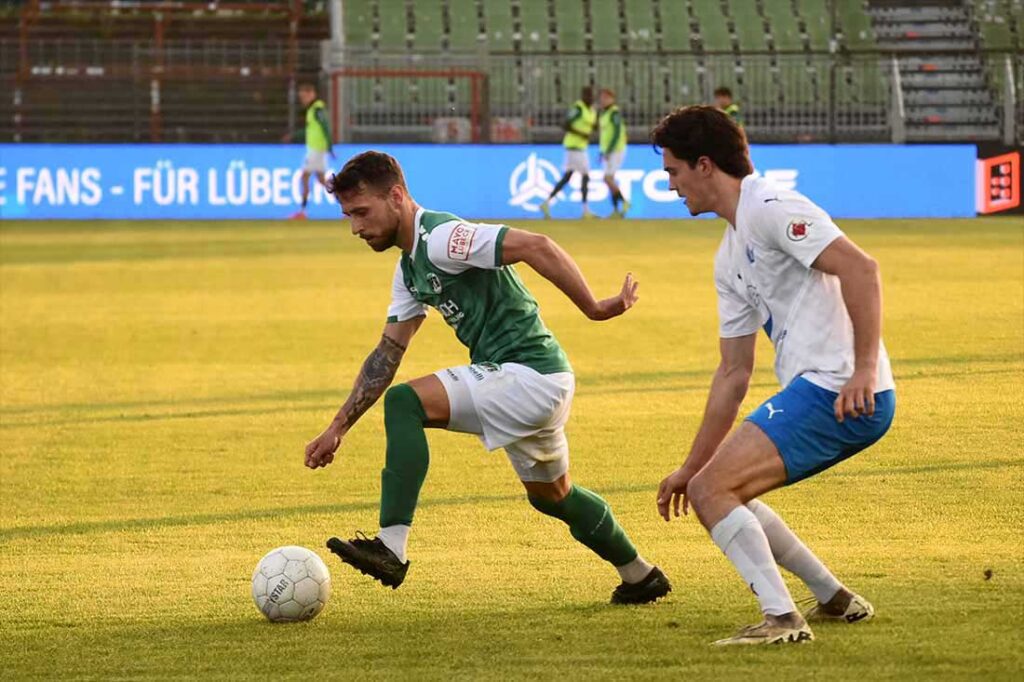 1-0-Torschütze Manuel Farrona Pulido (VfB Lübeck) gegen Alessio Arambasic (Lohne). © 2025 Olaf Wegerich