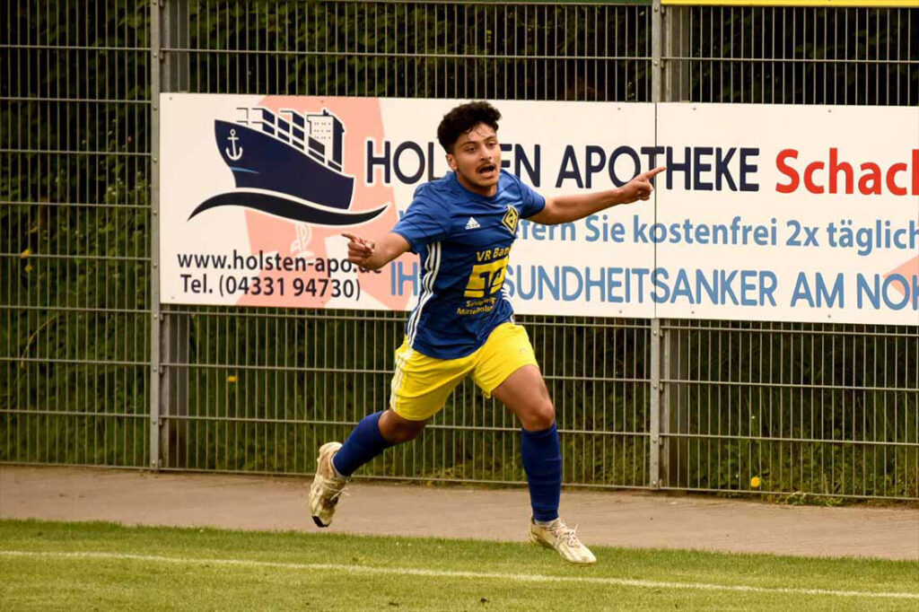 Ali Ahlindawi (Osterrönfelder TSV) nach seinem wichtigen Treffer zum 1:1 gegen den TSV Altenholz. © 2025 Olaf Wegerich