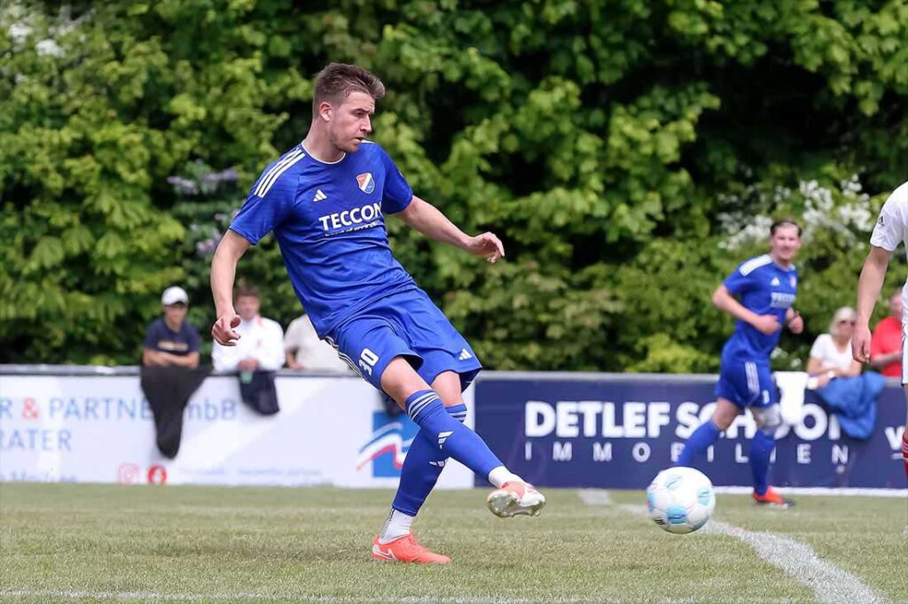 Auf Innenverteidiger Tobias Foelscher und die SpVg Eidertal Molfsee wartet zum Abscheid aus der Oberliga viel Arbeit. © 2025 Ismail Yesilyurt