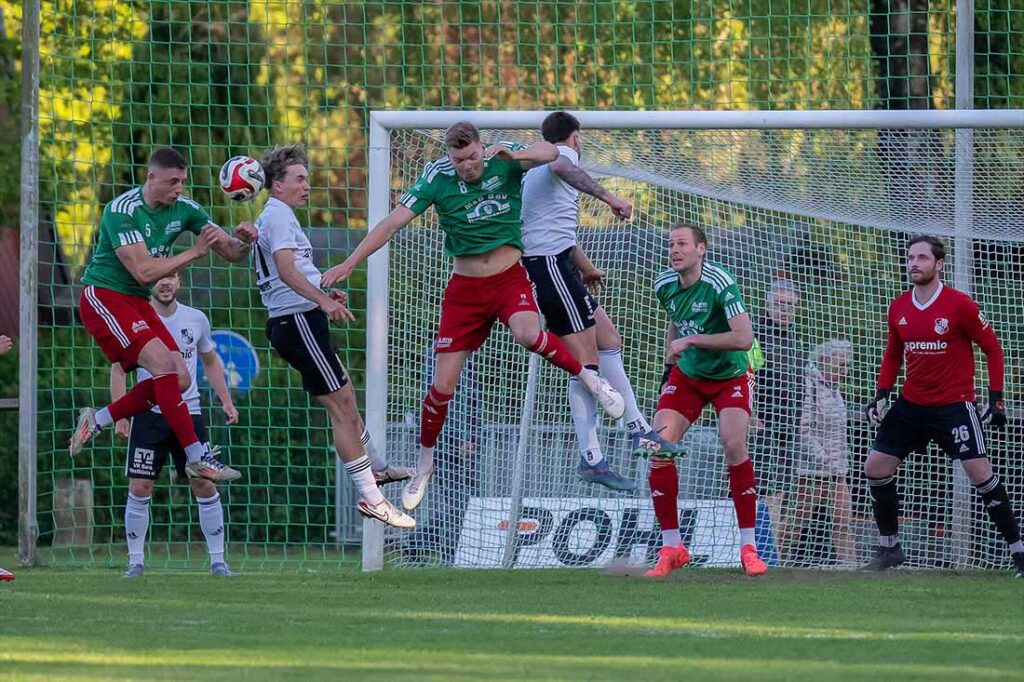 Bei Standards rücken die großen Henrik Schnoor (li in grün) und Fabian Engbrecht (MTSV Hohenwesstedt) auf. © 2025 Volker Schlichting
