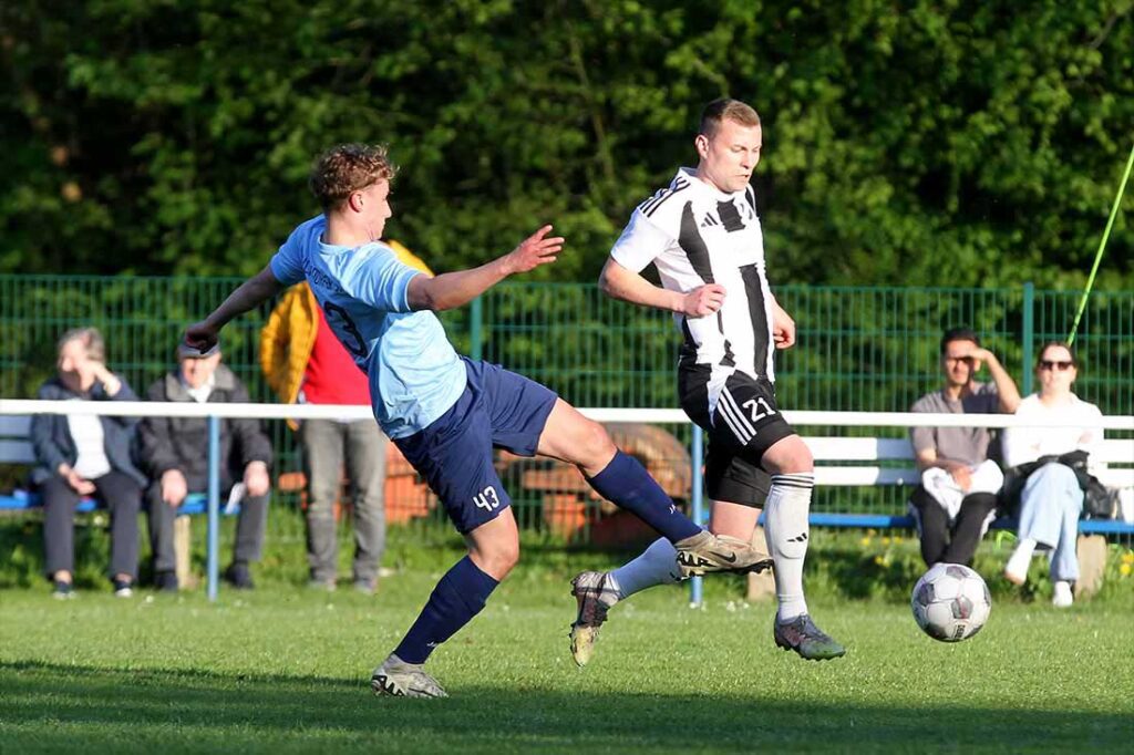 Benedikt Klose (Suchsdorfer SV, li.) gegen Yannick Meenken (Heikendorfer SV). © 2025 Ismail Yesilyurt