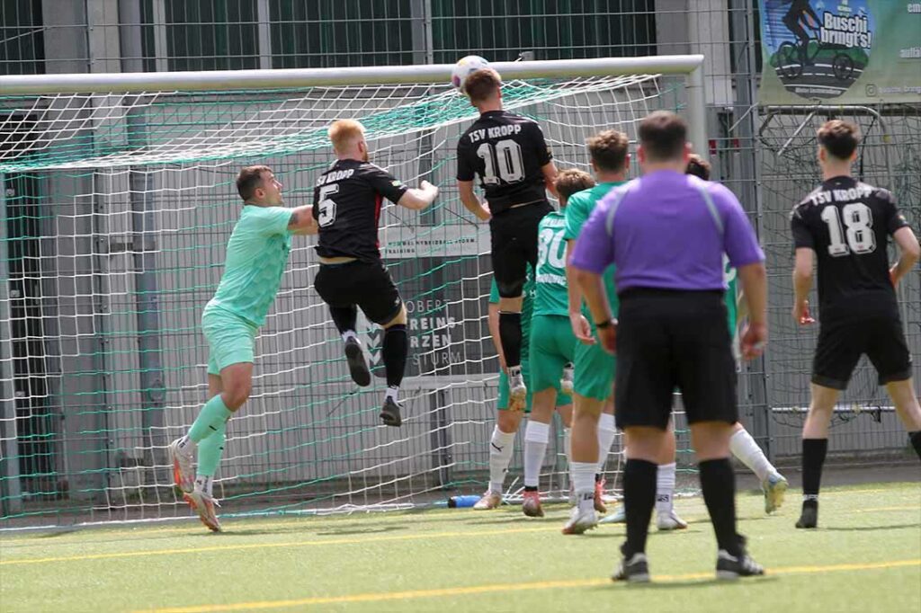 Bjarne Kuhn (10) köpft hier zum 1:0 für den TSV Kropp ein. © 2025 Ismail Yesilyurt