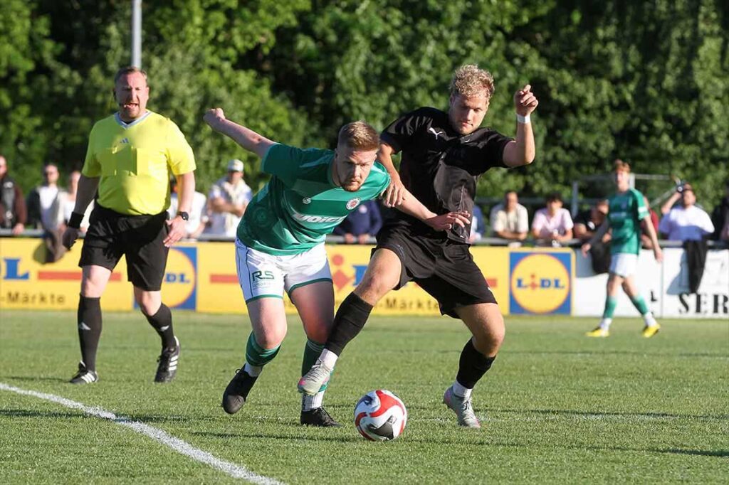 Calvin Ehlert, Mittelfeld-Größe des PSV Neumünster, im Zweikampf gegen Wasbeks Leistungsträger Youri von der Mehden (re.). © 2025 Ismail Yesilyurt.JPG