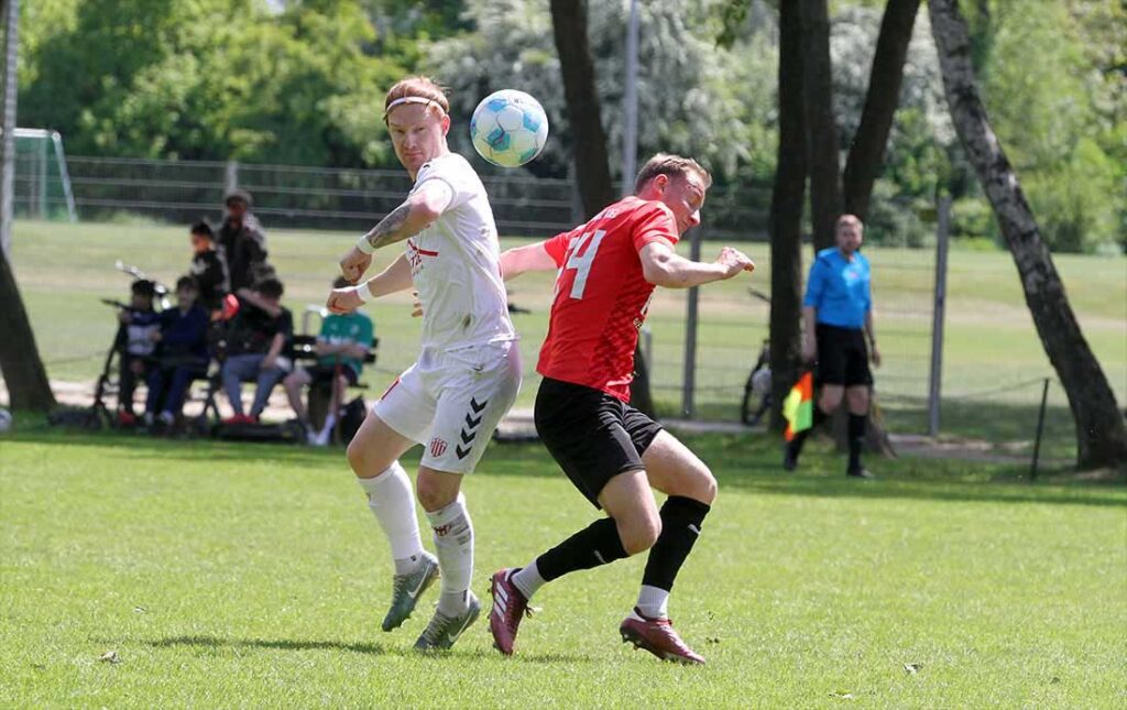 Cedric Nielsen (Slesvig IF) steuert einen Doppelpack zum Erfolg gegen den Osterrönfelder TSV bei. Rechts Rasmus Backhaus (RS Kiel). © 2025 Ismail Yesilyurt