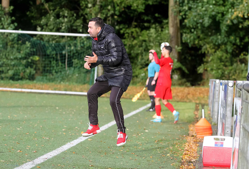 Chefcoach Dogan Göndüz (RB Obere Treene) war wieder aktiv am Spielfeldrand dabei. © 2024 Ismail Yesilyurt