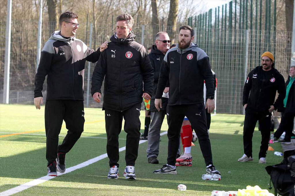 Cheftrainer Nicola Soranno (re.) und die Wingmen Michel Witt (li.) und Benno Szodruch gefällt die Leistung, aber nicht das Ergebnis. © 2025 Ismail Yesilyurt