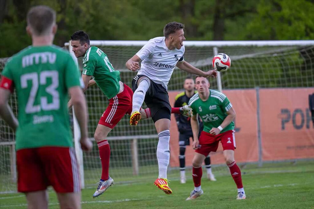 Clas Sievers (li., MTSV Hohenwestedt) gegen Jonah Gieseler (Heider SV). © 2025 Volker Schlichting