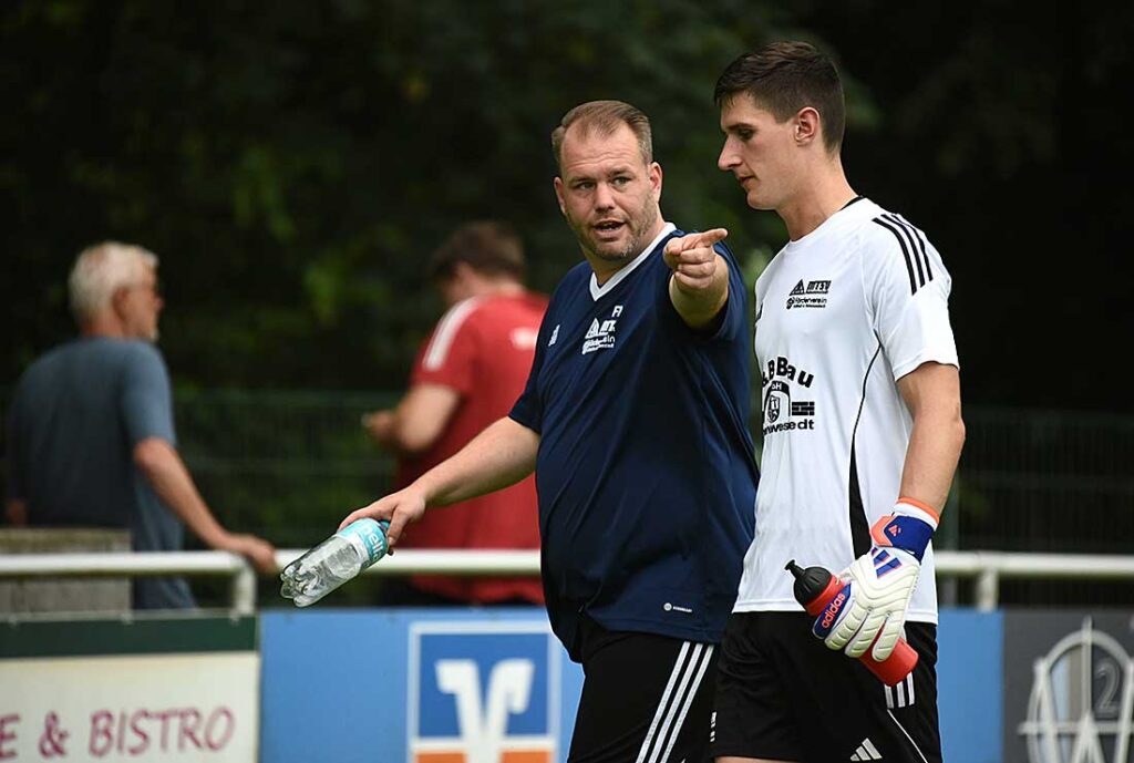 Co-Trainer Florian Kramme und Torhüter Enno Beckmann (MTSV). © 2024 Olaf Wegerich