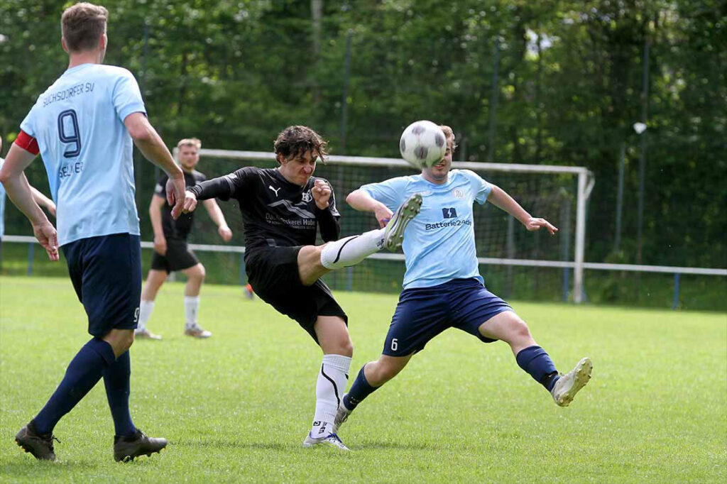 Daniel Matzdorf (Eckernförder SV II) ist vor Moritz Borchers (Suchsdorfer SV) am Ball. © 2025 Ismail Yesilyurt
