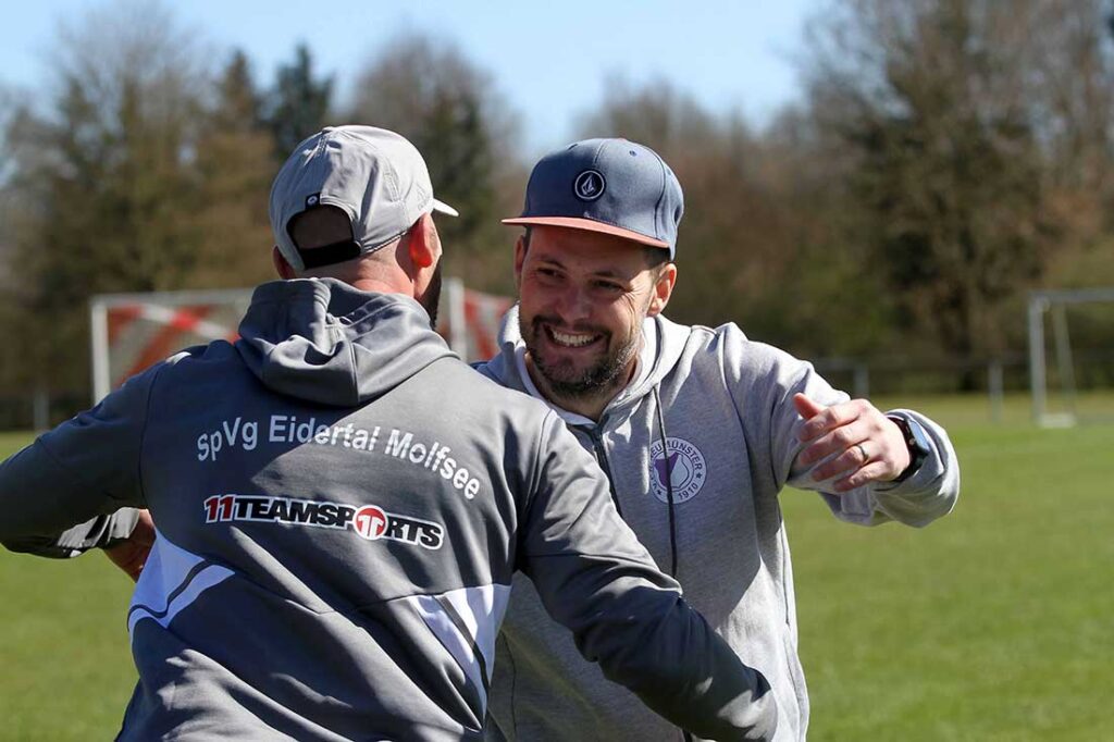 Danny Cornelius (VfR Neumünster) begrüßt herzlich seinen Trainerkollegen Patrick Herrmann (SpVg Eidertal Molfsee) im Rückspiel. © 2025 Ismail Yesilyurt
