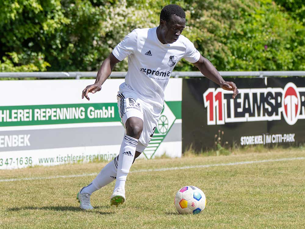 Daouda Soumah (Heider SV) handelte sich eine unnötige Ampelkarte ein und wird in Schöningen fehle. © 2025 Volker Schlichting
