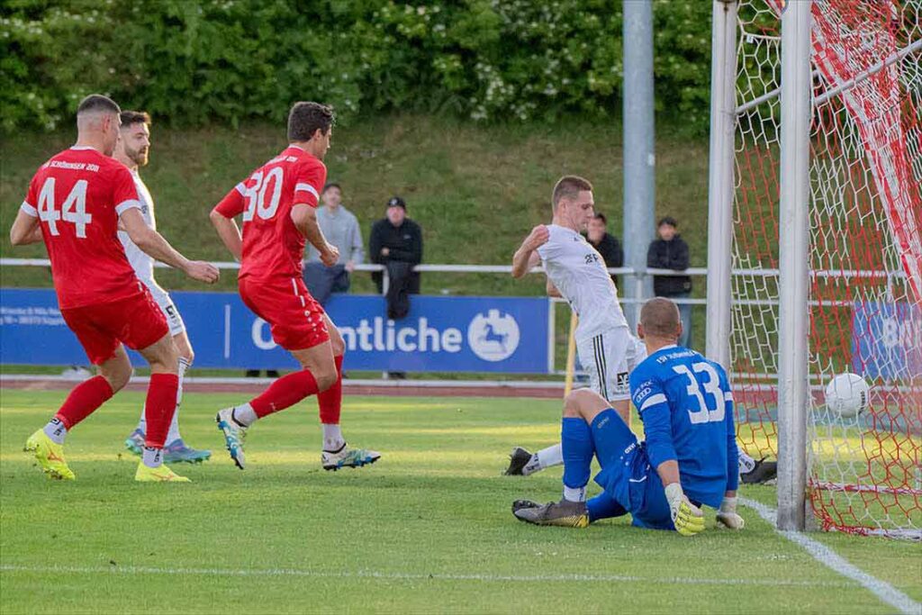 Das 1:1 - nach einem Pfostenkopfball von Noel Kurzbach reagiert Mrvin Wolf am schnellsten. © 2025 Volker Schlichting