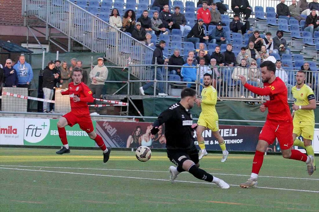 Das 2:0 - Felix Niebergall (Kilia Kiel) passt vor Keeper Nico Heyden zu Yannnik Jakubowski. © 2025 Ismail Yesilyurt