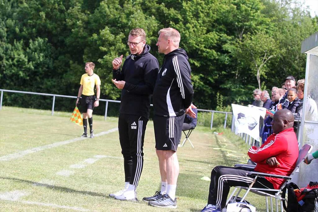 Das Heider Trainergespann Markus Wichmann (hinten) und Tobias Dau konnten den FSV Schöningen schon selbst beobachten. © 2025 Ismail Yesilyurt