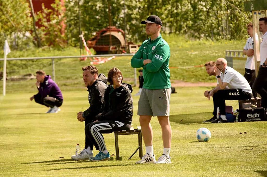 Das Trainerteam des PSV Neumünster mit Dennis Buthmann und Nisl Voss (stehend). © 2024 Olaf Wegerich