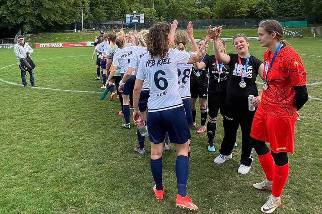 Der VfB Kiel gratuliert Fortuna Bösdorf. © 2025 Fortuna Bösdorf