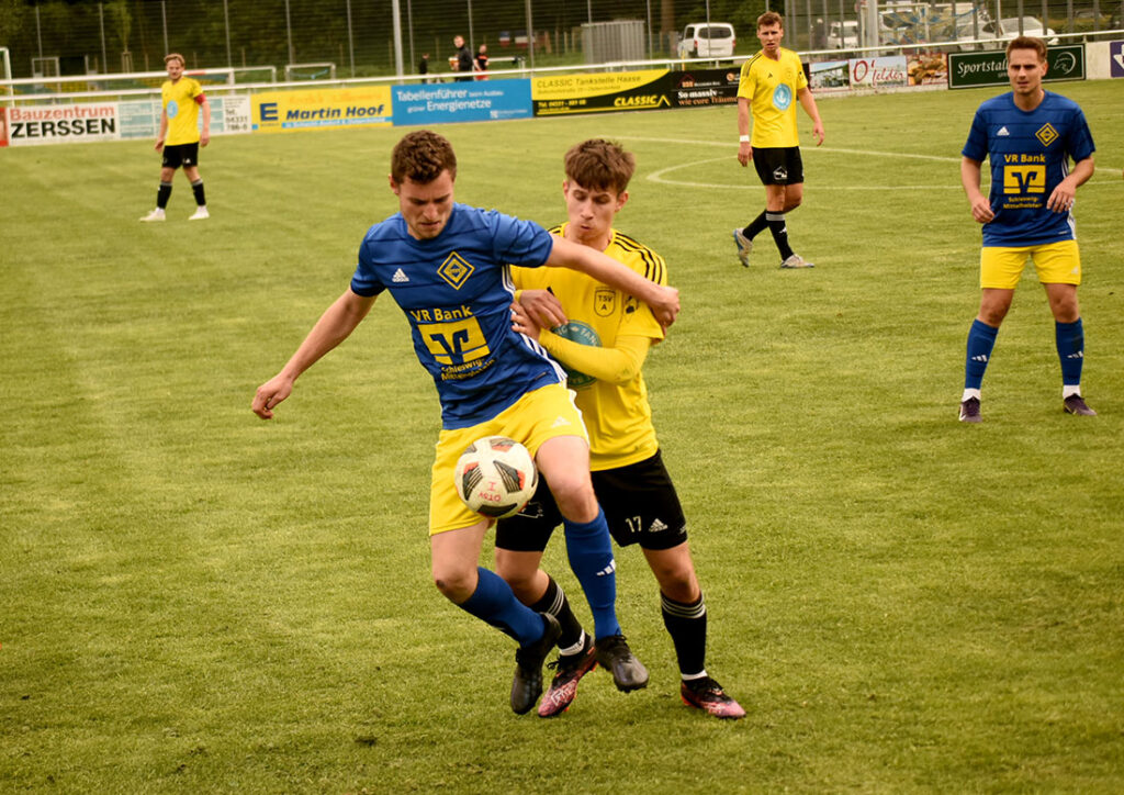 Der zweifache Torschütze Felix Peter Struck (OTSV) wird hier von Mats Ellwanger (Altenholz) bedrängt.© 2025 Olaf Wegerich