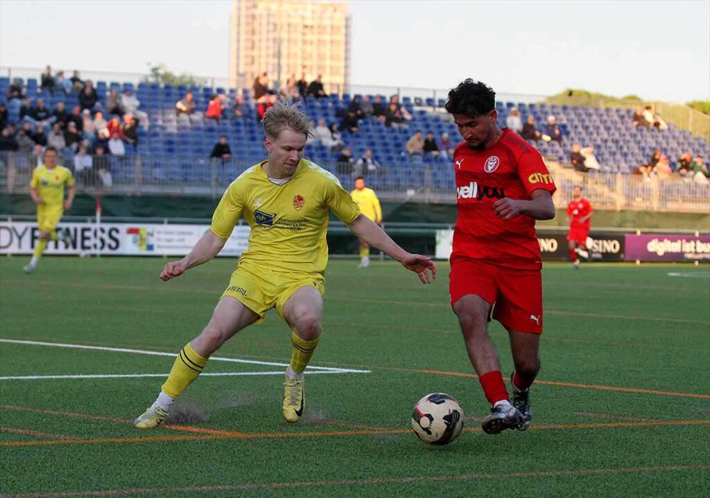 Devran Boztepe (Kilia Kiel) machte ein gutes Spiel. Links Lennox Beck (FC Dornbreite Lübeck). © 2025 Ismail Yesilyurt