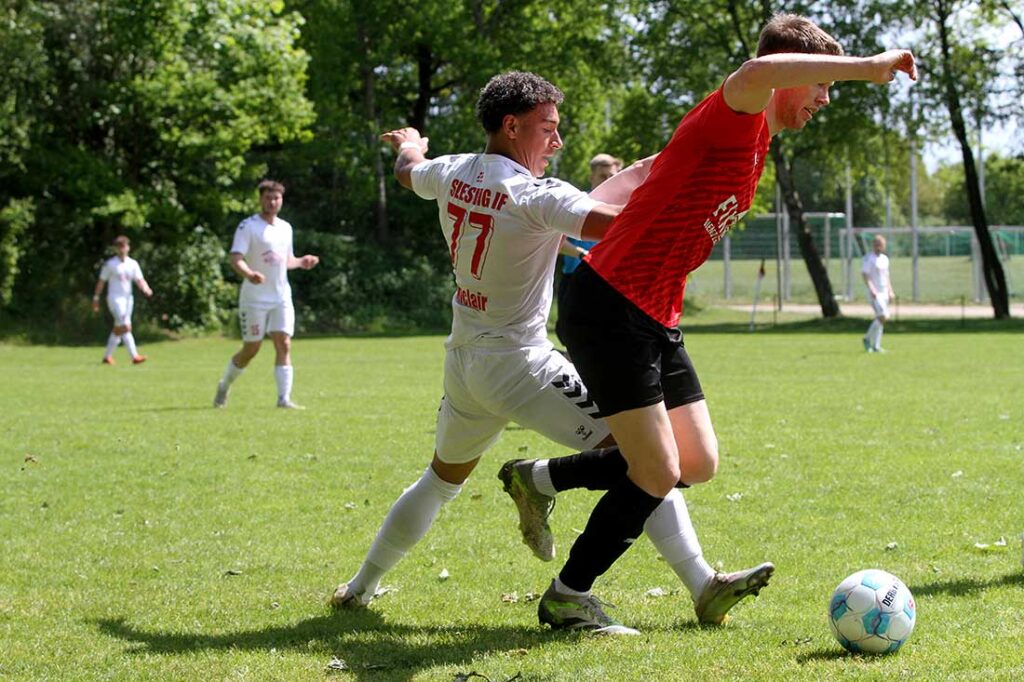 Die Verteidiger auf beiden Seiten sind oft den Tick früher am Ball. Hier Mika Rosenthal (RS Kiel) gegen Aaron Sinclair Adonai (Slesvig IF). © 2025 Ismail Yesilyurt