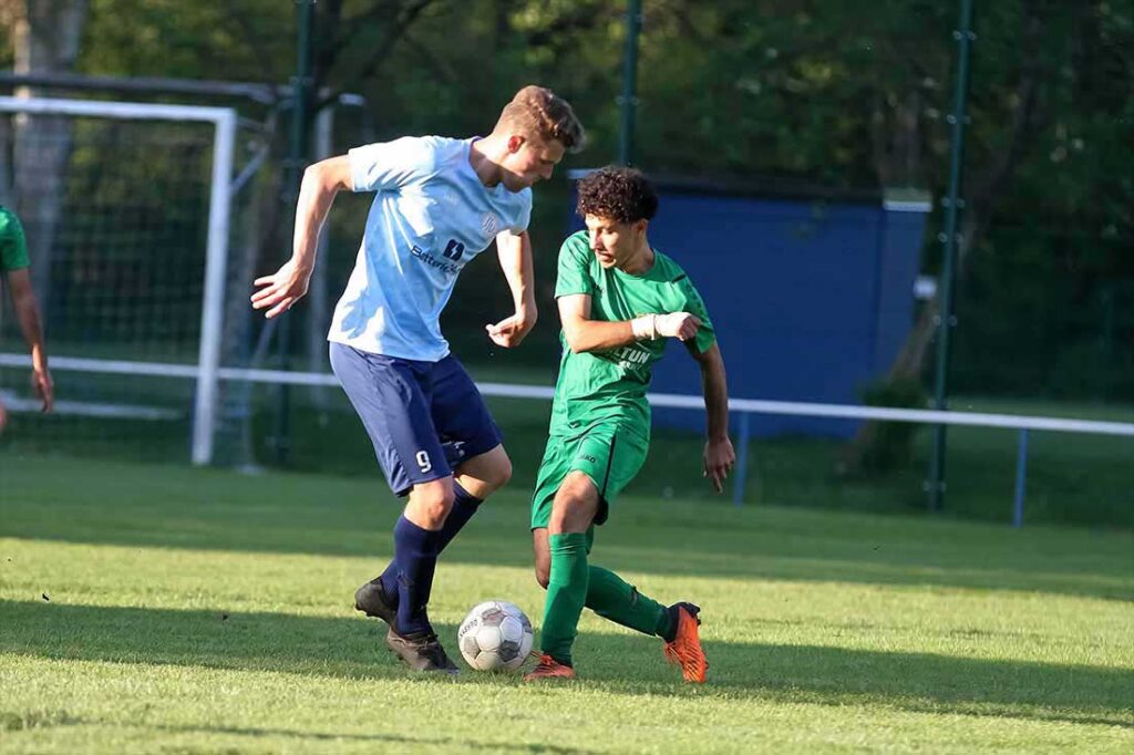 Die beiden Torschützen Ole Sellmer (li., Suchsdorfer SV) und Sherko Ali (MED SV) im Duell aus dem Hinspiel. © 2025 Ismail Yesilyurt_074