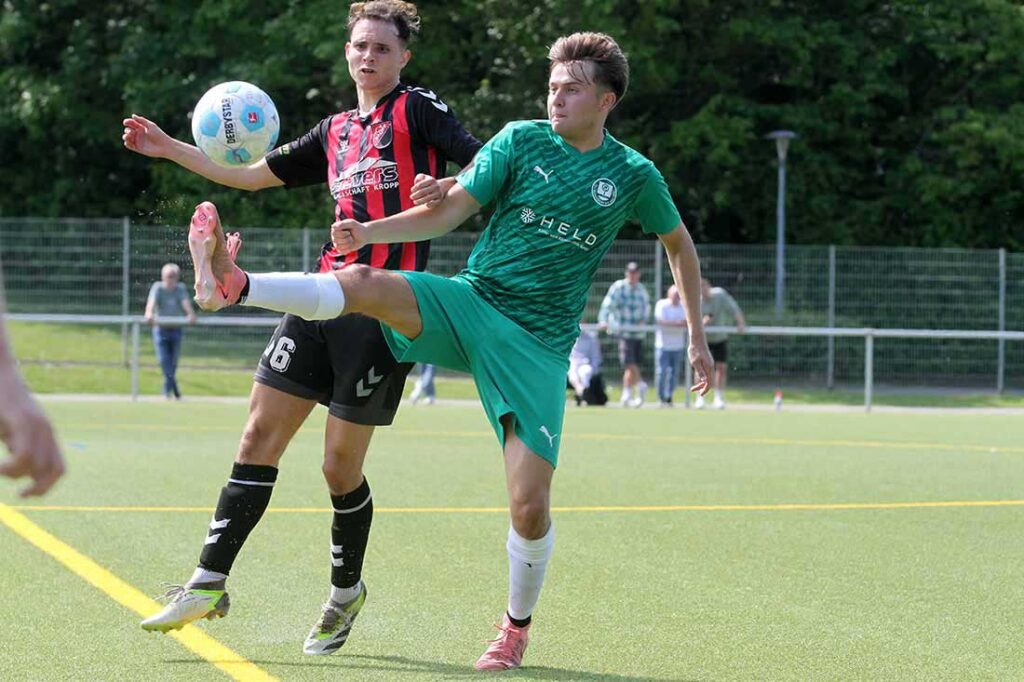 Din Mehanovic (vorne, TSV Klausdorf) gegen Florian Legrum (TSV Kropp). © 2025 Ismail Yesilyurt