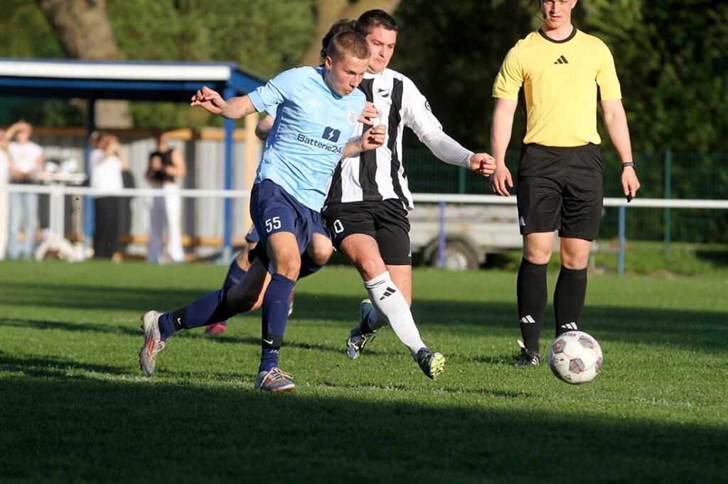 Dominik Blasel (Suchsdorfer SV, vorne) gegen Niklas Kracht (Heikendorfer SV). © 2025 Ismail Yesilyurt