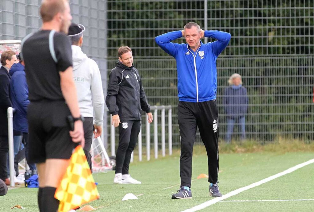 Ein weinendes und lachendes Auge gab es bei Coach Guido Wieck (TuS Jevenstedt) nach dem 2-2 bei RB Obere Treene. © 2024 Ismail Yesilyurt.jpg