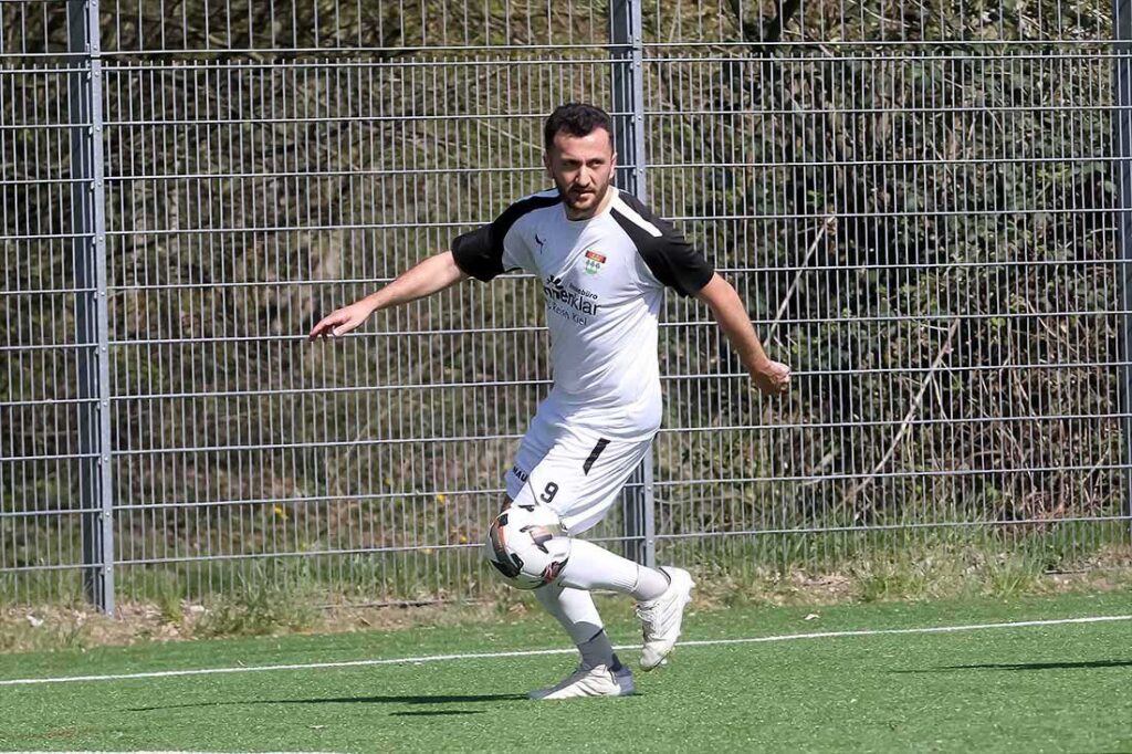 Erdogan Cumur (TSV Kronshagen) bleibt spielender Co-Trainer. © 2025 Ismail Yesilyurt.jpg