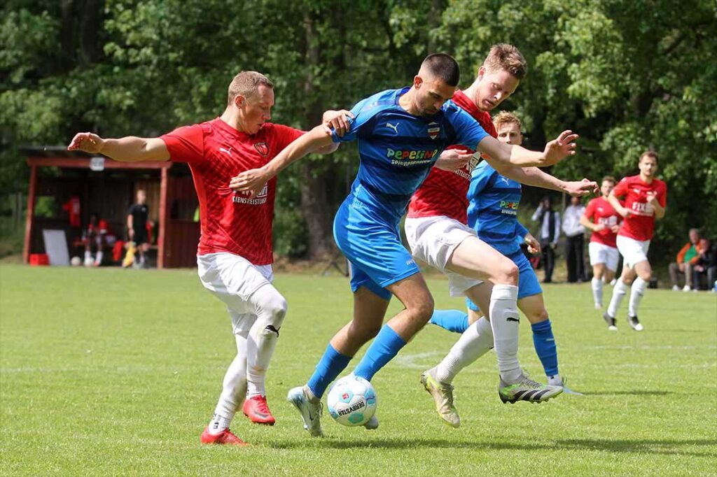 Eugen Halili (Inter Türkspor Kiel) wird von Mika Rosenthal (re.) und Igor Vitiuk (Rot-Schwarz Kiel) in die Zange genommen. © 2025 Ismail Yesilyurt