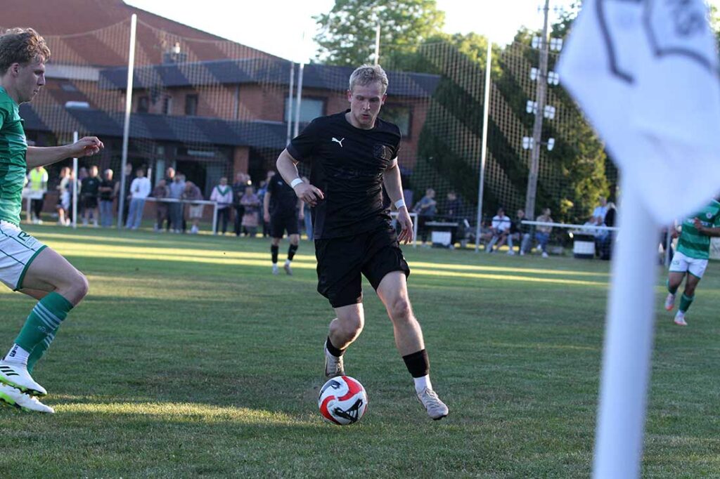 Finn Kruse, Kapitän des SV Wasbek, hier von Paul Eberhardt (PSV Neumünster) angelaufen, gelingt das 1:0. © 2025 Ismail Yesilyurt
