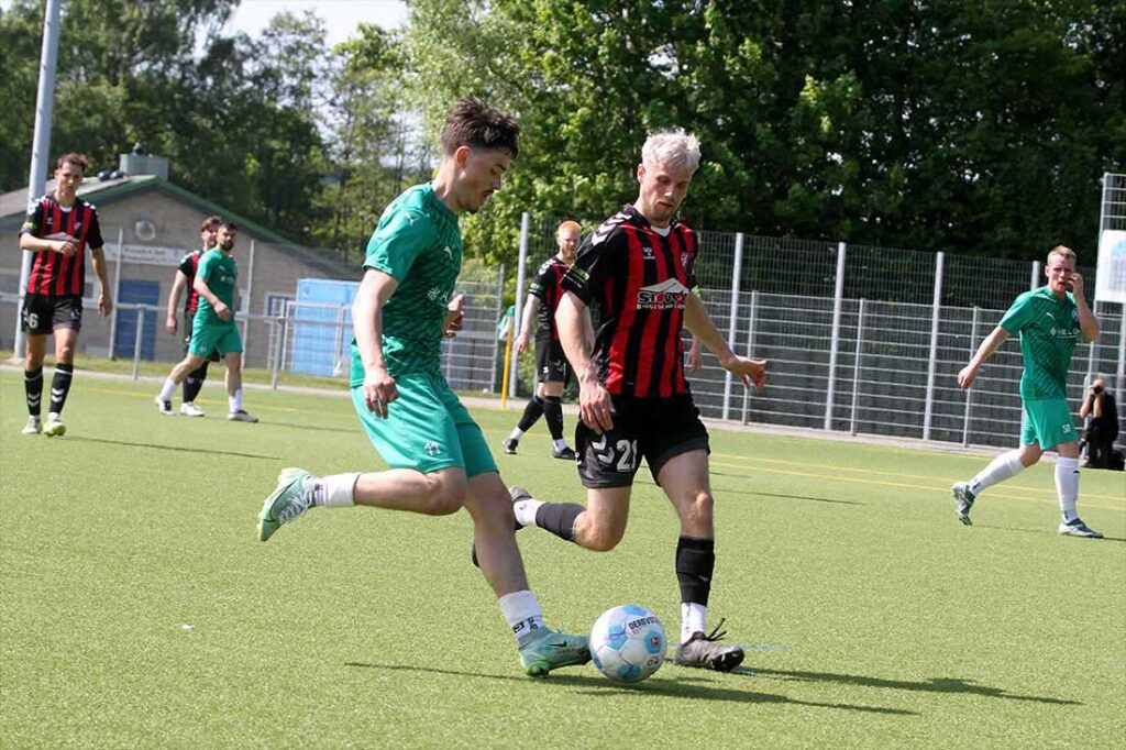 Finn Schwee (TSV Klausdorf) gegen Niclas Krause (re., TSV Kropp). © 2025 Ismail Yesilyurt