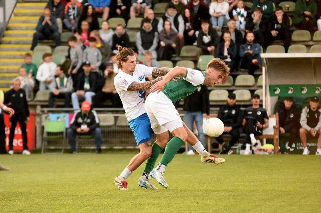 Jakub Westendorf (BW Lohne) gegen Morten Wahl (VfB Lübeck). © 2025 Olaf Wegerich
