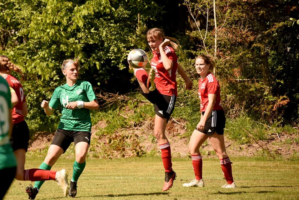Jana Reimers (SG NieBar) mit schöner Ballkontrolle. Links Laura Dorby (IF Stjernen). © 2025 Olaf Wegerich