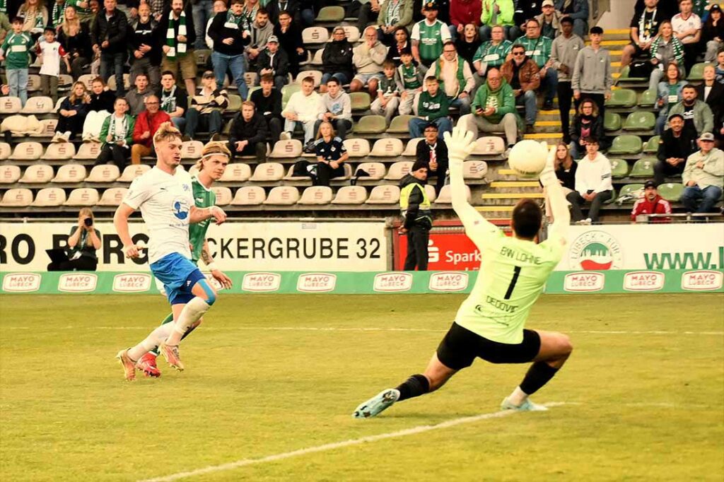 John Posselt (VfB Lübeck) trifft zum 2:0. © 2025 Olaf Wegerich