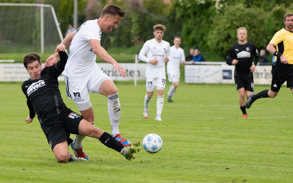 Jonah Gieseler (Heider SV) hart, aber fair bedrängt von Philipp Spohn (Eckernförder SV). © 2025 Volker Schlichting