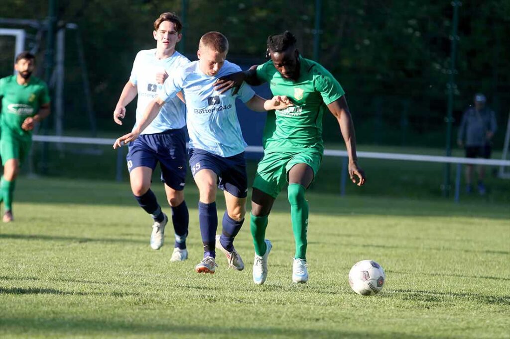 Kebba Bayo (MED SV), hier gegen Dominik Blasel (li., Suchsdorfer SV) verpasst spät das 3:3. © 2025 Ismail Yesilyurt