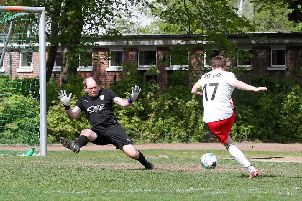 Keeper Patrick Trautmann (MED SV) muss das 1-2 durch Mats Burmeister (SG Oldenburg/Göhl) hinnehmen. © 2025 Ismail Yesilyurt