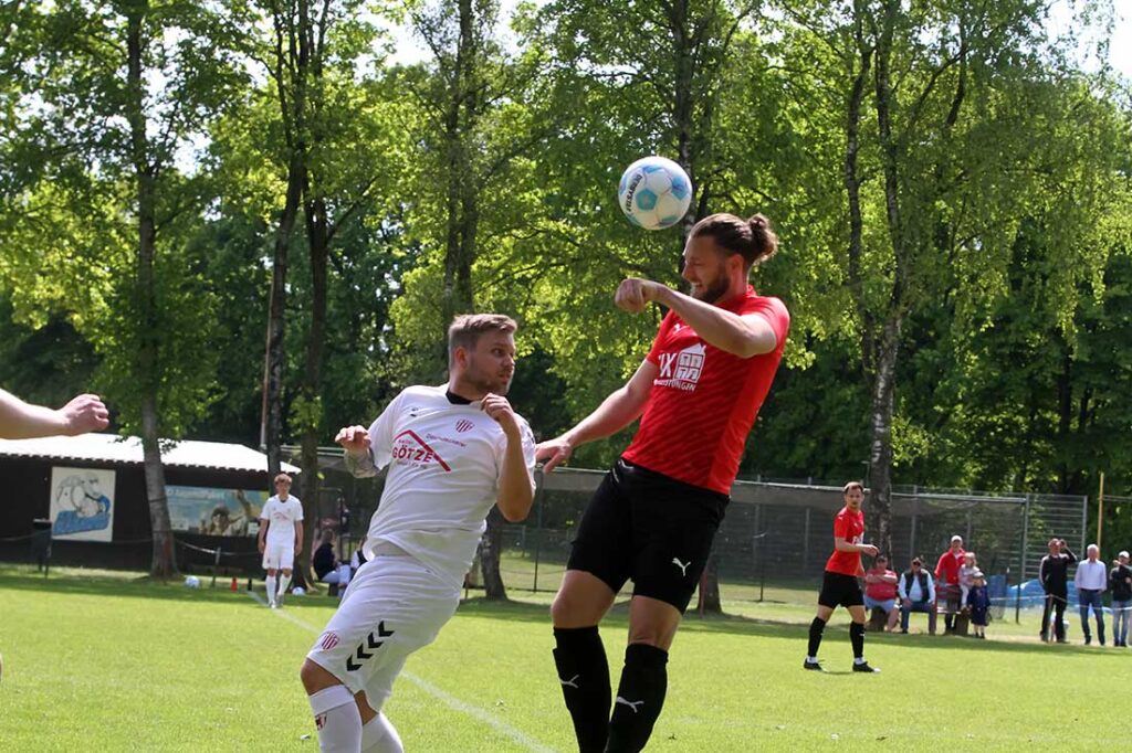 Klare Vorteile im Luftkampf für den großgewachsenen Maximilian von Randow (Rot-Schwarz Kiel) gegen Ian Bieck (Slesvig IF). © 2025 Ismail Yesilyurt