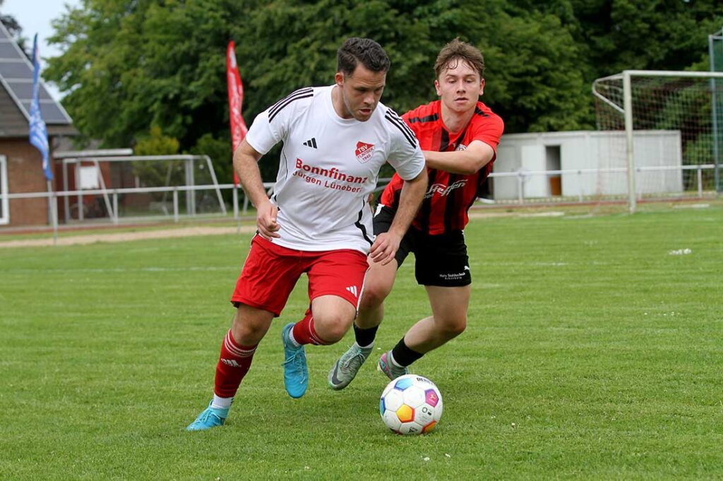 Malik Ferhat (TSV Flintbek) hat sich den Ball von Jorve Steffen (Probsteier SG) geholt. © 2025 Ismail Yesilyurt
