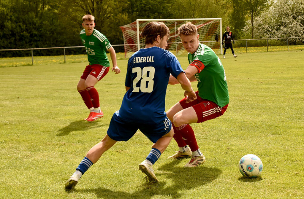 Marcel Wasielewski (Eidertal) gegen Tjark Sievers (MTSV). © 2025 Olaf Wegerich