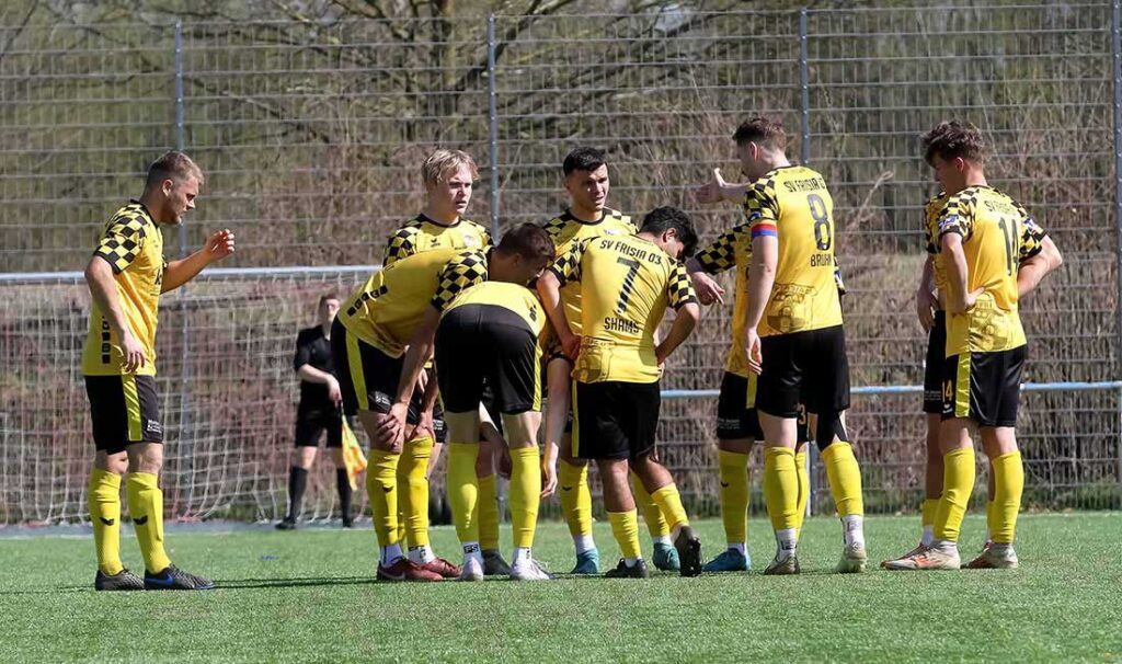 Marvin Bruhn (SV Frisia 03 Risum-Lindholm) gibt Anweisungen an die Mitspieler. © 2025 Ismail Yesilyurt
