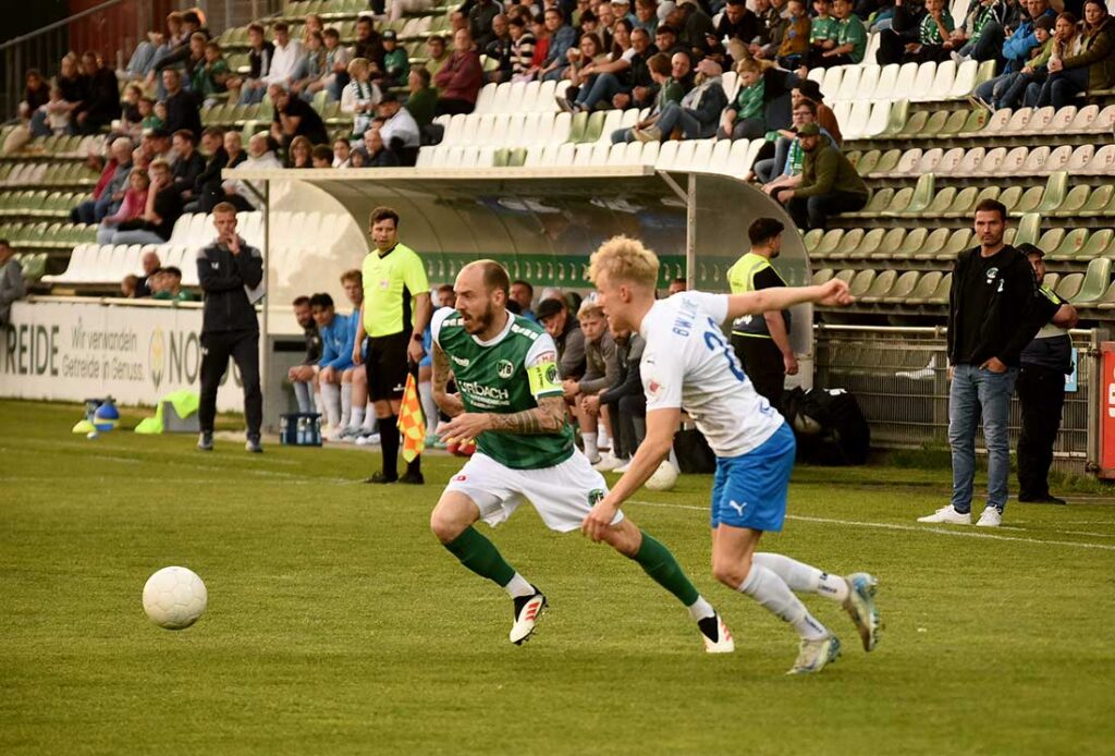 Marvin Thiel (VfB Lübeck) gegen Tjark Reinert (Lohne). © 2025 Olaf Wegerich