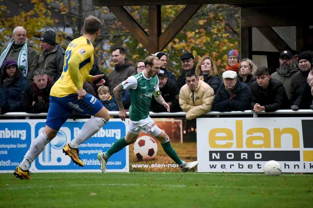 Marvin Thiel (VfB Lübeck) setzt im Spiel beim SV Todesfelde zu einer Flanke an © 2024 Olaf Wegerich