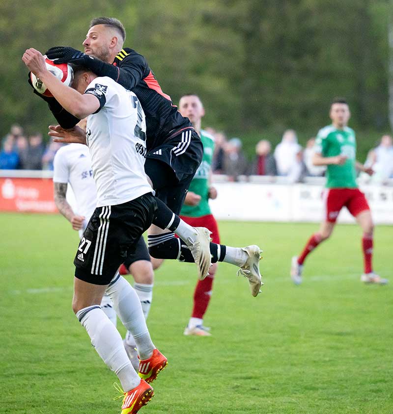 Mats Hinrichs (MTSV Hohenwestedt) hat Ball und Jonah Gieselers (Heider SV) Kopf. © 2025 Volker Schlichting