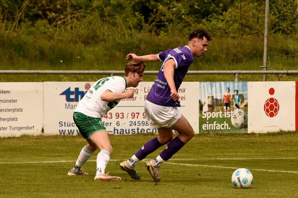 Meiko Werner (li., PSV) gegen Nick Neca (VfR). © 2025 Olaf Wegerich
