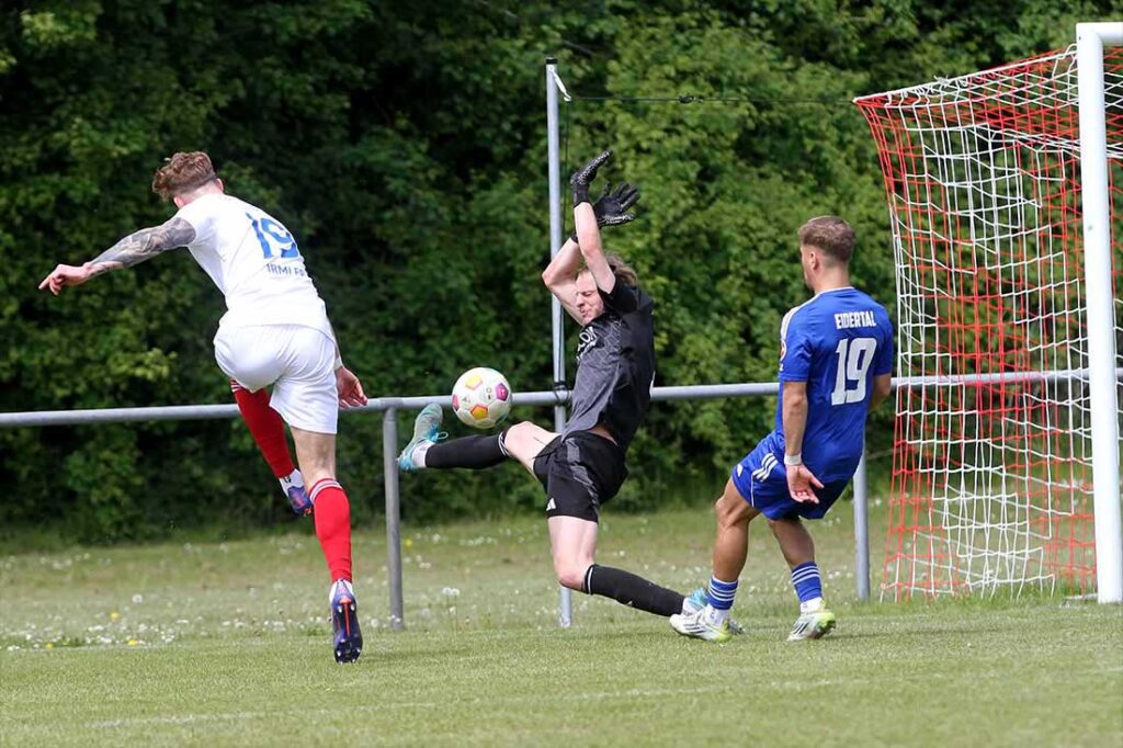 Mika Mohr (SpVg Eidertal Molfsee) rettet hier gegen Lucas Irmler (Oldenburger SV) vor dem 0:2. © 2025 Ismail Yesilyurt