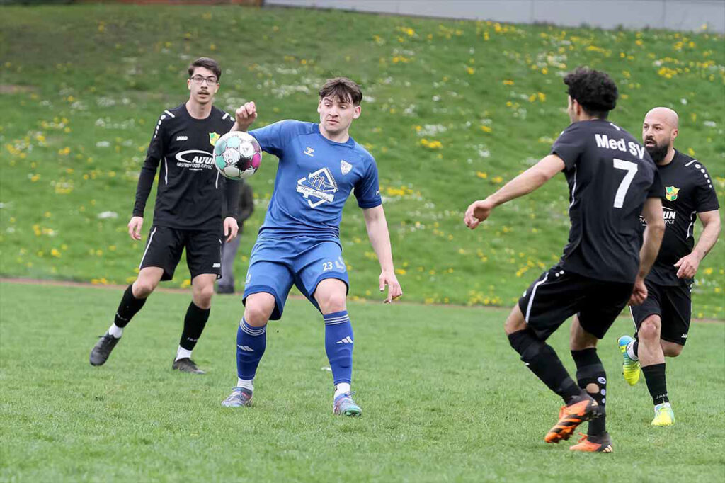 Mika Stegmaier (TSV Plön), Szene aus dem Spiel bei MED SV, ist mit seinen zwei Toren groß beteiligt am Coup. © 2025 Ismail Yesilyurt