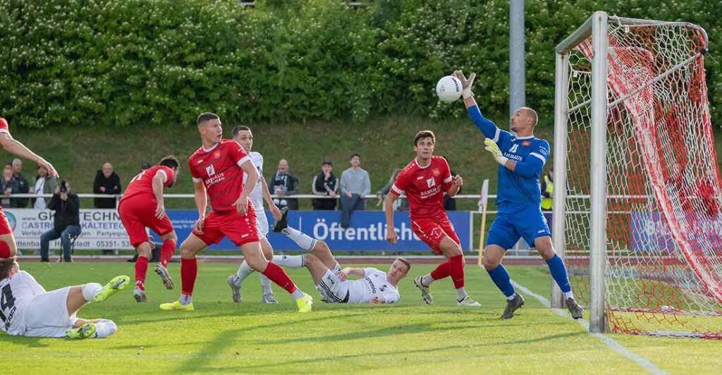 Mit einem Reflex kann Schöningens Keeper Sabri Vaizovdas 0:1 verhindern. © 2025 Volker Schlichting