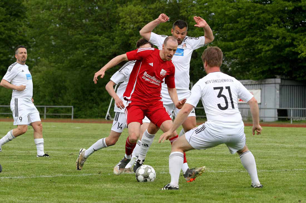 Moritz Hüber (TSV Flintbek) bereitet die Torchance von Malik Ferhat vor. © 2025 Ismail Yesilyurt